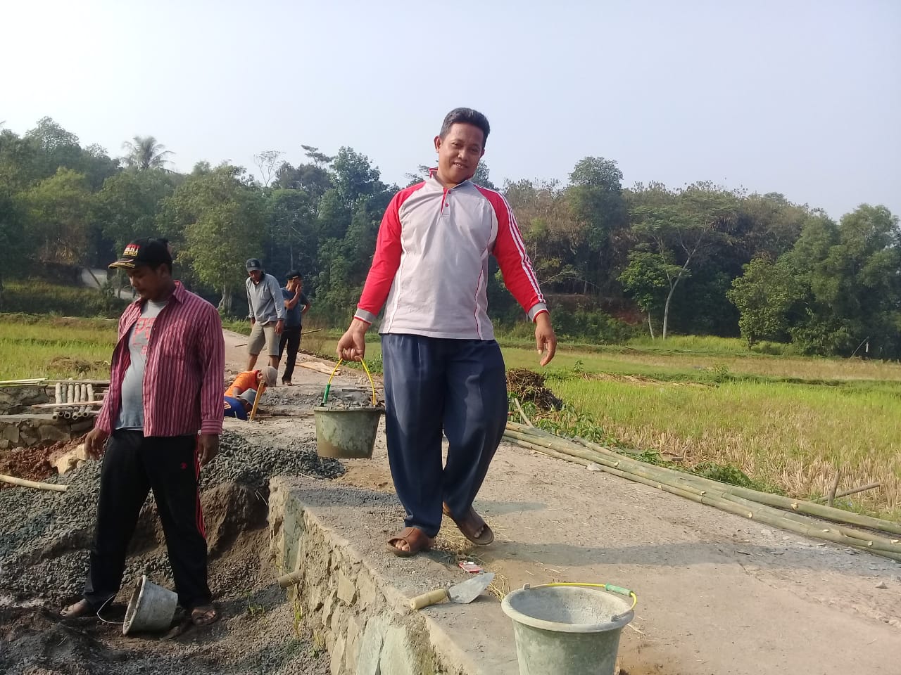 Kades dan Warga Ragemanunggal Bahu Membahu Perbaiki Jalan di Kampung KB - Desapedia