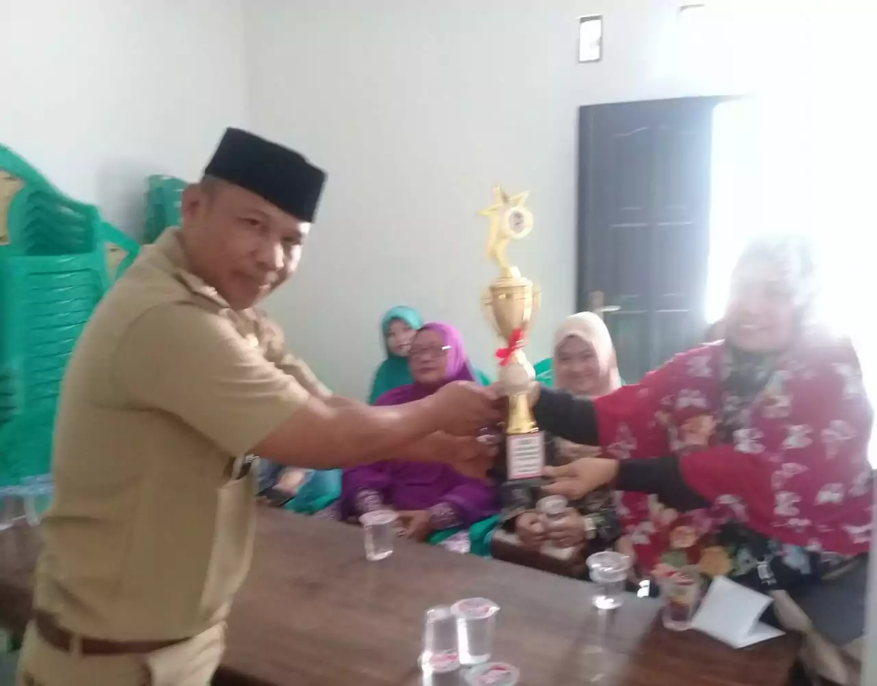 Bang Yosep Apresiasi Pemenang Qosidah dan Tim Sepak Bola Desa Lubangbuaya - Desapedia