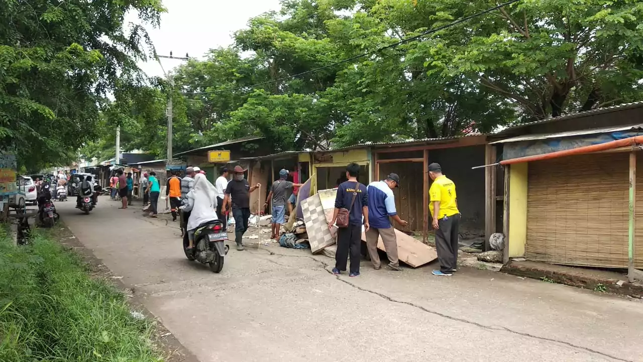 Jadi Tempat Mesum, Kades Karang Asih Tertibkan Puluhan Warung Liar 2 - PT Desapedia Bangun Jaya Jadi Tempat Mesum, Kades Karang Asih Tertibkan Puluhan Warung Liar - PT Desapedia Bangun Jaya