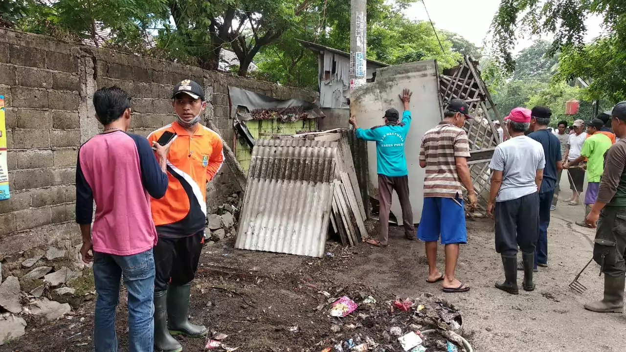 Jadi Tempat Mesum, Kades Karang Asih Tertibkan Puluhan Warung Liar - Desapedia