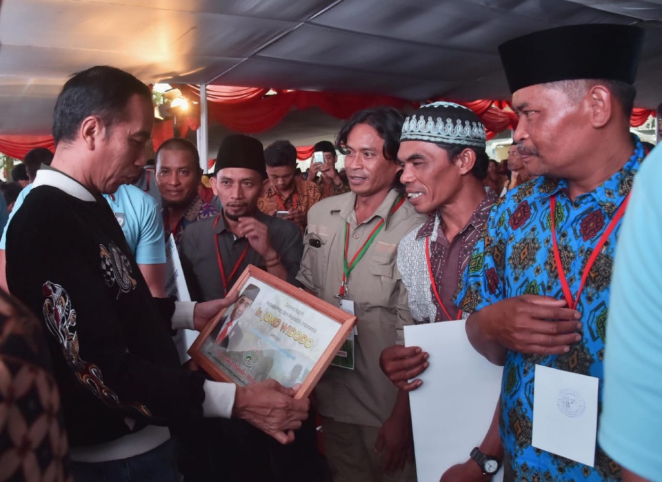 Jokowi Serahkan SK Perhutanan Sosial untuk Masyarakat Jawa Barat - Desapedia