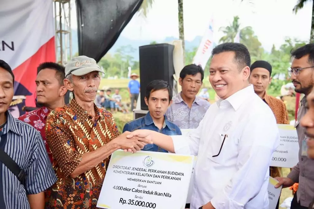 Bamsoet Serahkan Bantuan untuk Petani di Purbalingga - Desapedia