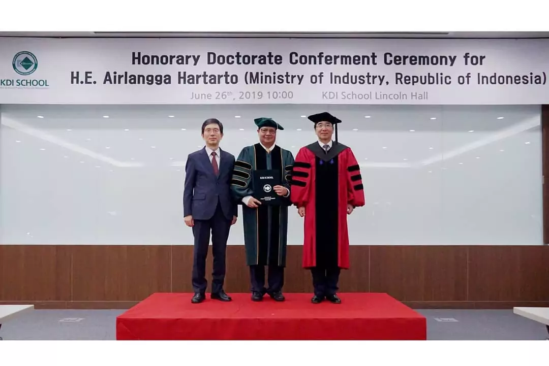 Menperin Airlangga Terima Gelar Doktor Honoris Causa di Korsel - Desapedia