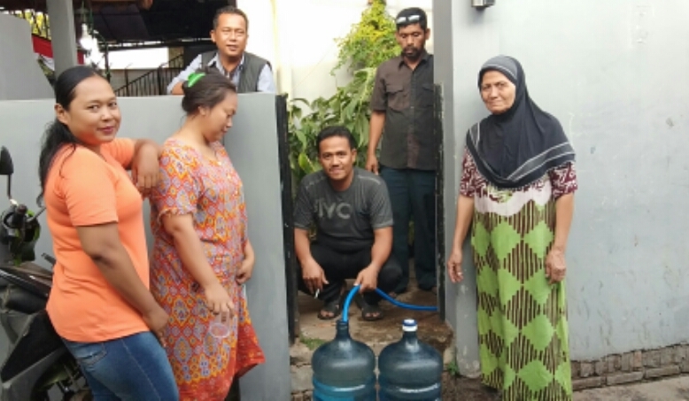 Terdampak Listrik Mati, Kades Tridaya Sakti Bantu Air Bersih untuk Warganya - Desapedia