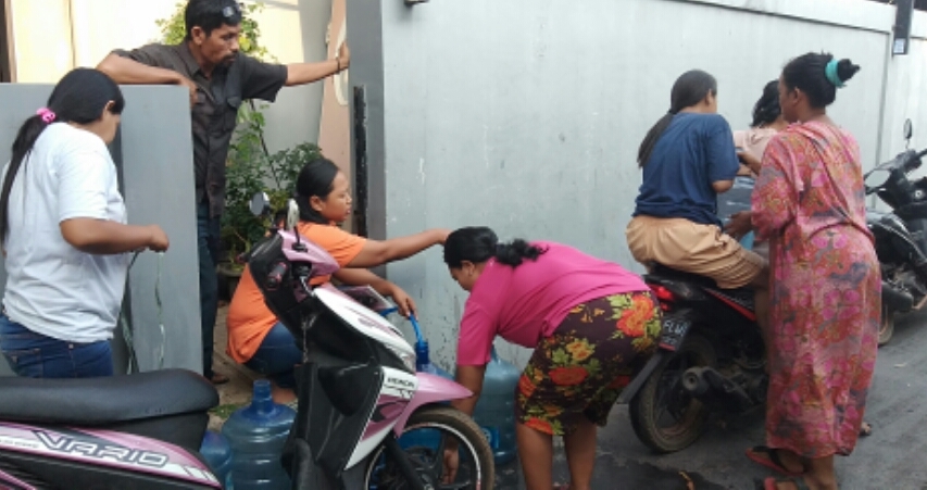 Terdampak Listrik Mati, Kades Tridaya Sakti Bantu Air Bersih untuk Warganya - Desapedia