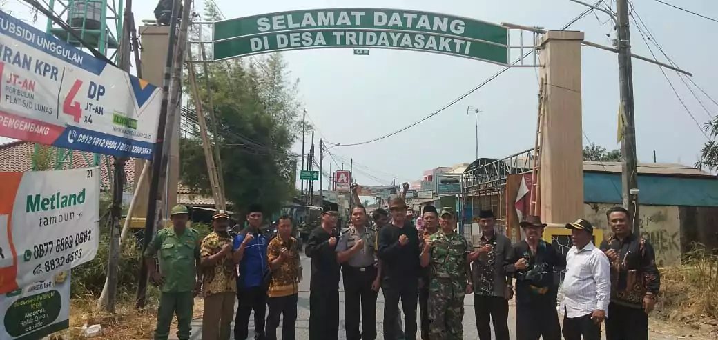 Pemdes Tridaya Sakti Gotong Royong Bangun Gapura Batas Desa - Desapedia