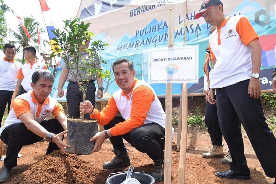 Di Desa Bayas Jaya, Bupati Pesawaran Meriahkan GNPDAS 2019 dengan Tanam Pohon Bersama     - Desapedia
