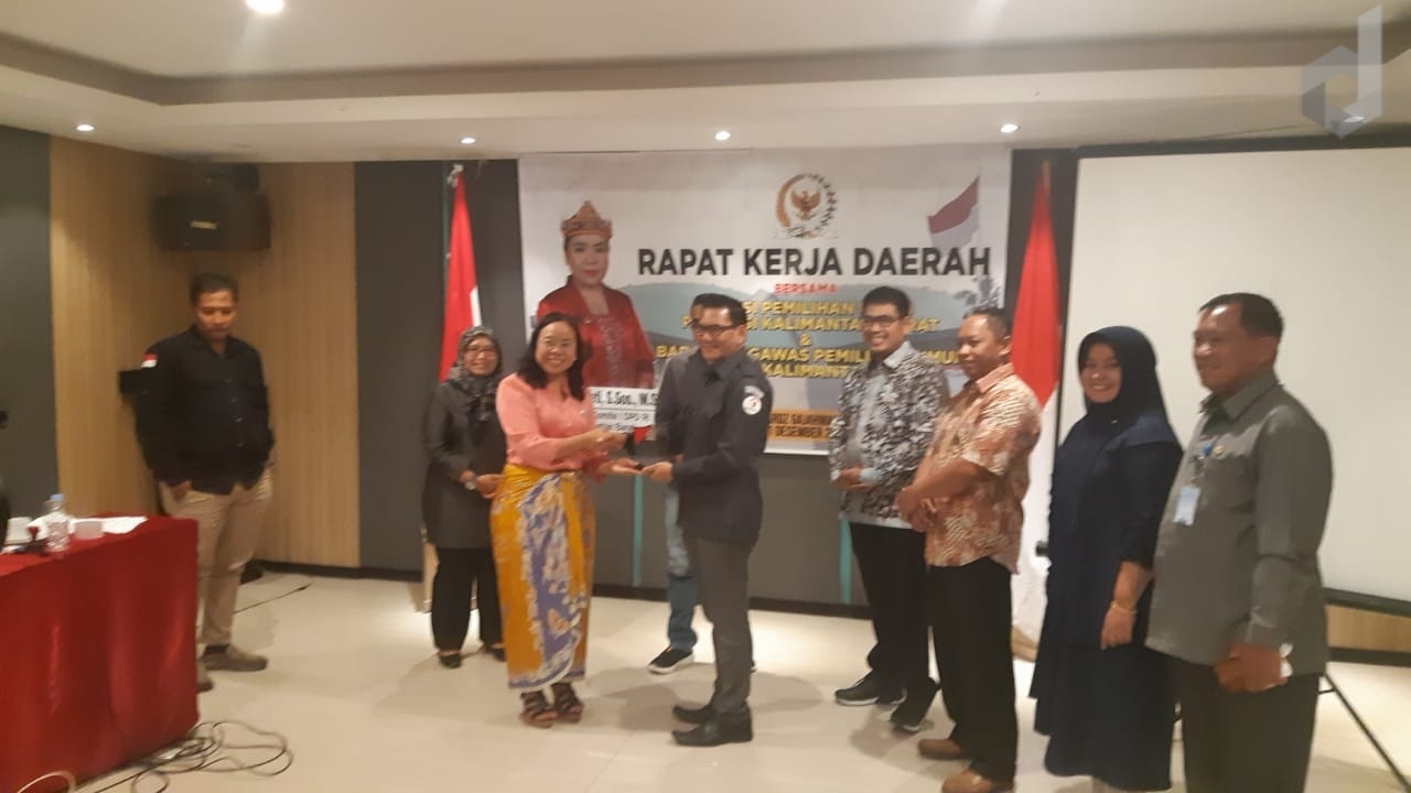 FOTO: Senator Maria Goreti Gelar Rakerda dengan KPU dan Bawaslu Provinsi Kalbar - Desapedia