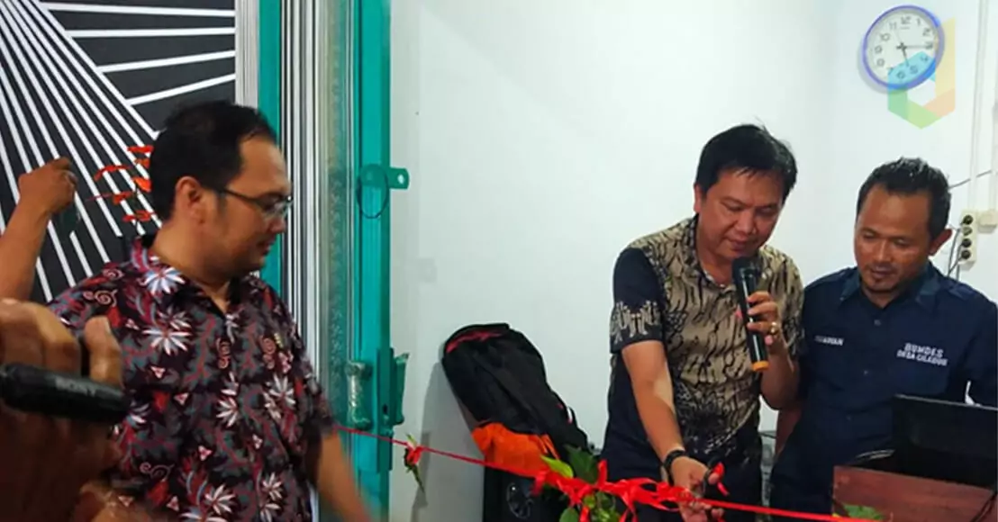 Kepala Desa Ciledug Iing Solihin bersama Direktur BUMDes Ciledug Bersinar Gunawan saat melakukan gunting pita dalam kegiatan peresmian BUMDes Ciledug Bersinar