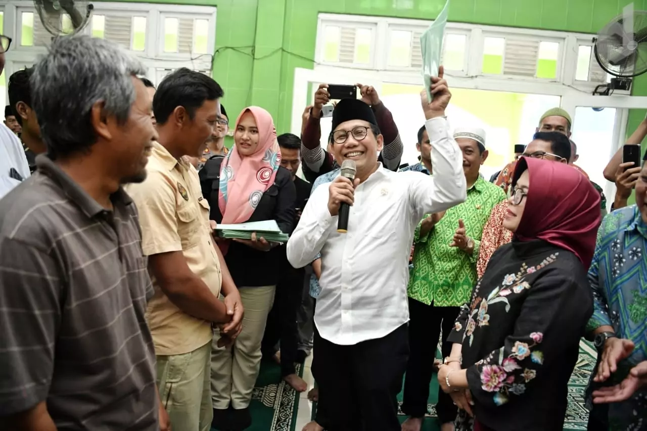 Mendes PDTT Bagikan 700 Sertifikat Tanah Untuk Transmigran di Kubu Raya - Desapedia