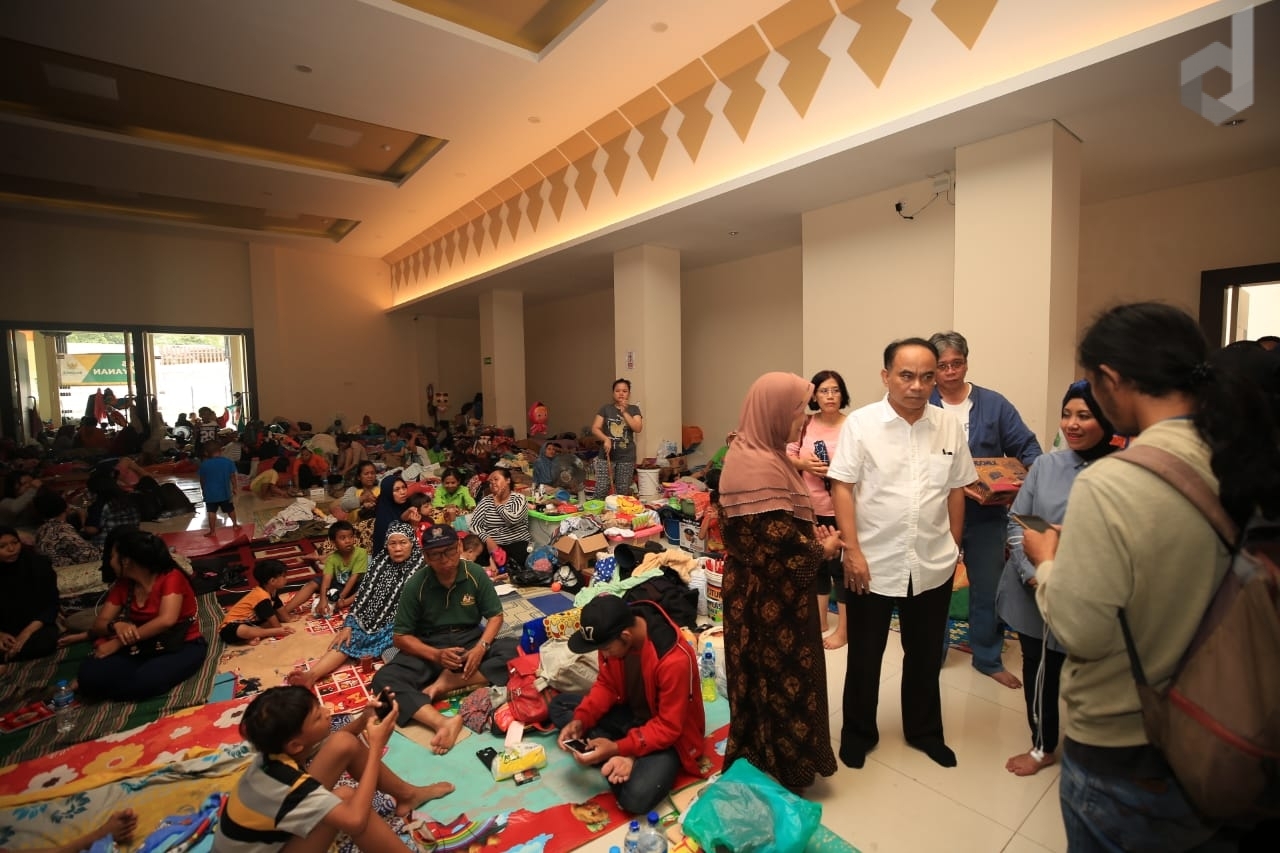 Wakil Menteri Desa: Hentikan Politisasi Banjir, Waktunya Gotong Royong Bantu Rakyat - Desapedia
