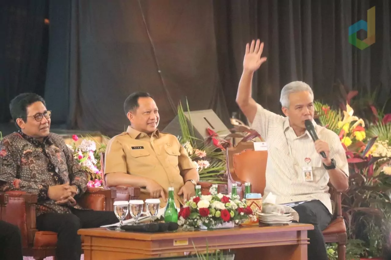 Dipandu Ganjar Pranowo Sebagai Moderator, Ribuan Kades se Jateng Raker dengan Mendagri, Mendes PDTT dan Kemenkeu Bahas Percepatan Penyaluran Dana Desa - Desapedia