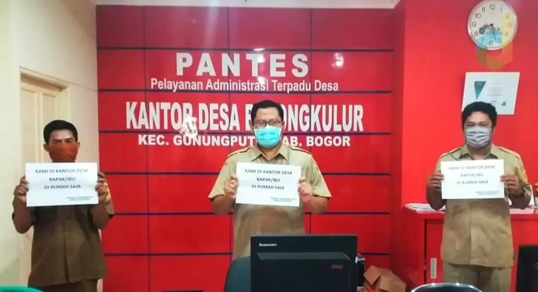 Pemerintah Desa Bojongkulur yang berjaga di kantor dalam masa pandemi Covid-19