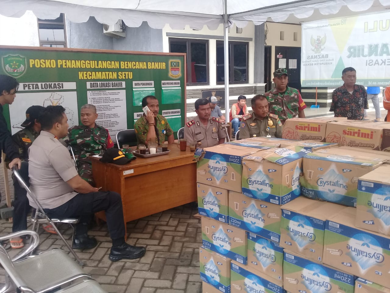 BPBD Kabupaten Bekasi Serahkan Bantuan Logistik Korban Banjir di Kecamatan Setu