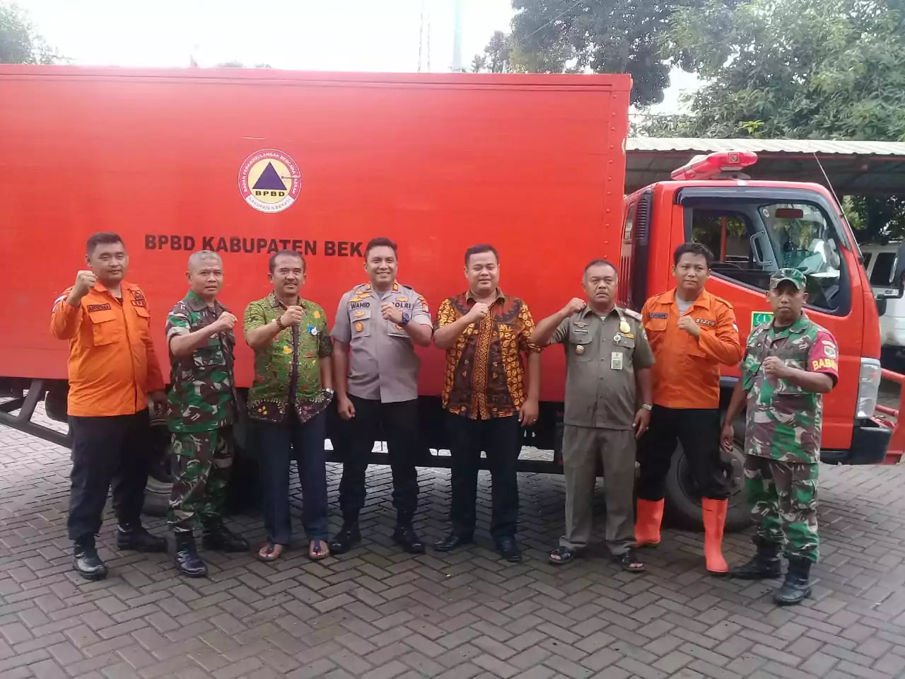 BPBD Kabupaten Bekasi Serahkan Bantuan Logistik Korban Banjir di Kecamatan Setu - Desapedia