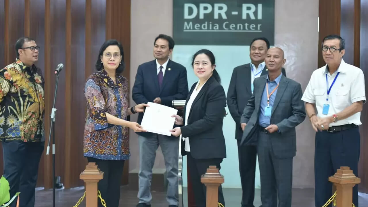 Menteri Keuangan Sri Mulyani menyerahkan Surpres Perppu Nomor 1 2020 kepada Ketua DPR RI Puan Maharani