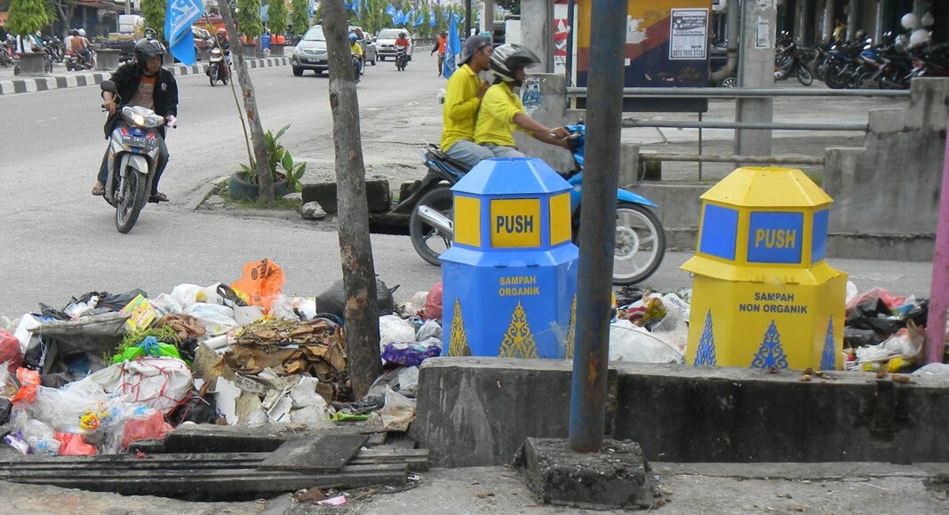 Sampah yang ada di perkotaan di Indonesia banyak ditemukan tidak terkelola dengan baik