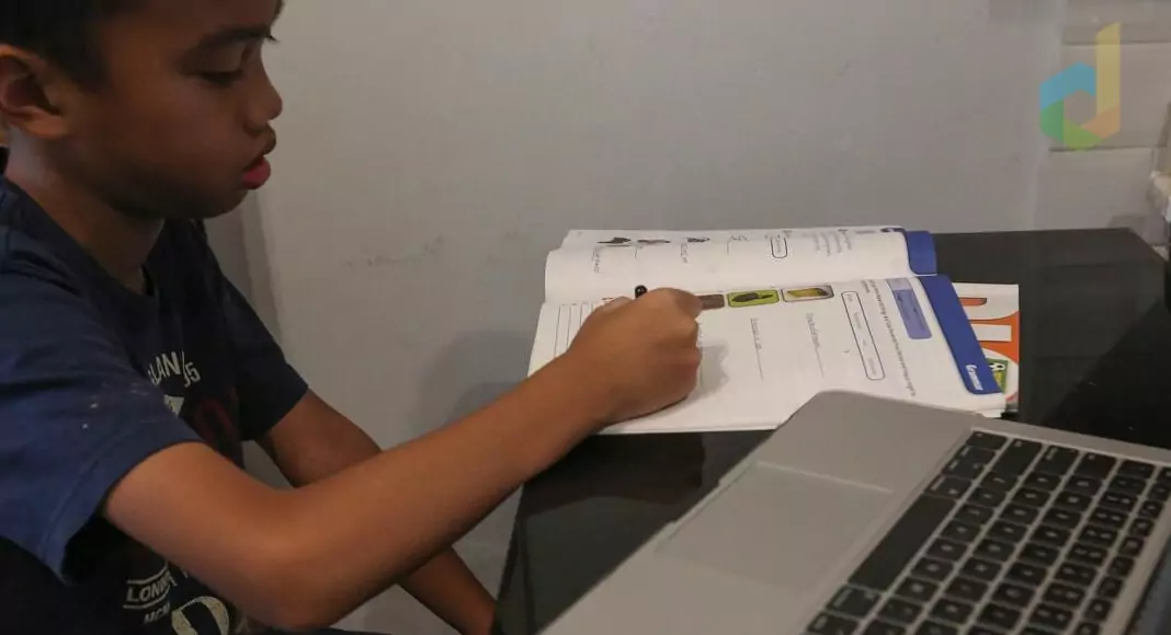 Pelajar menggunakan fasilitas internet kantor desa saat pandemi CORONA