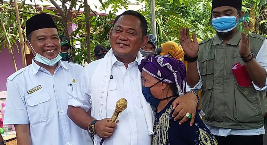 Bupati Bekasi Bantu Bangun Rumah Janda Tua di Desa Ciledug