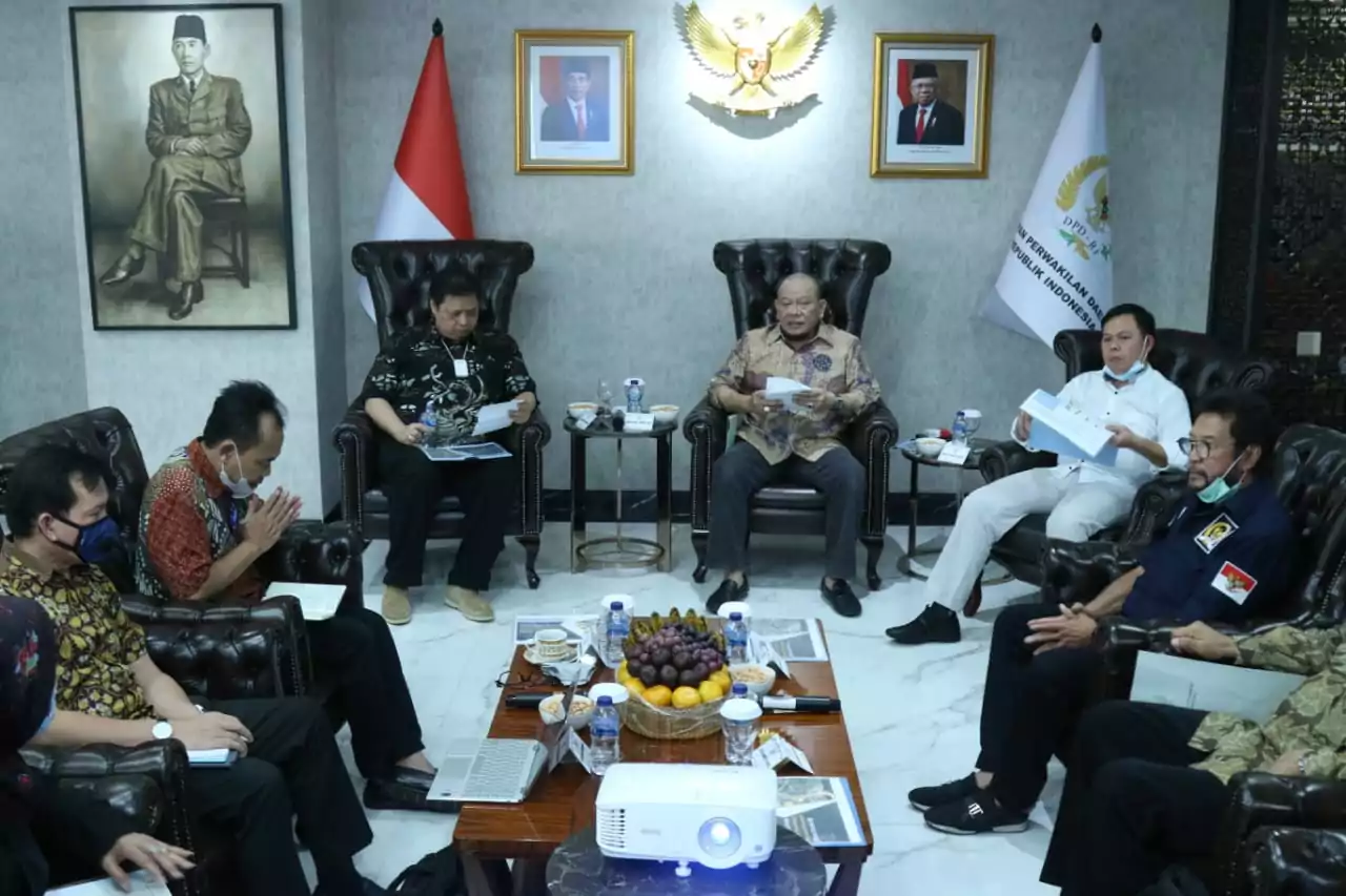 Raker dengan Menko Airlangga di Rumah Dinas Ketua LaNyalla, DPD RI Tolak Sentralisasi di RUU Ciptakerja - Desapedia