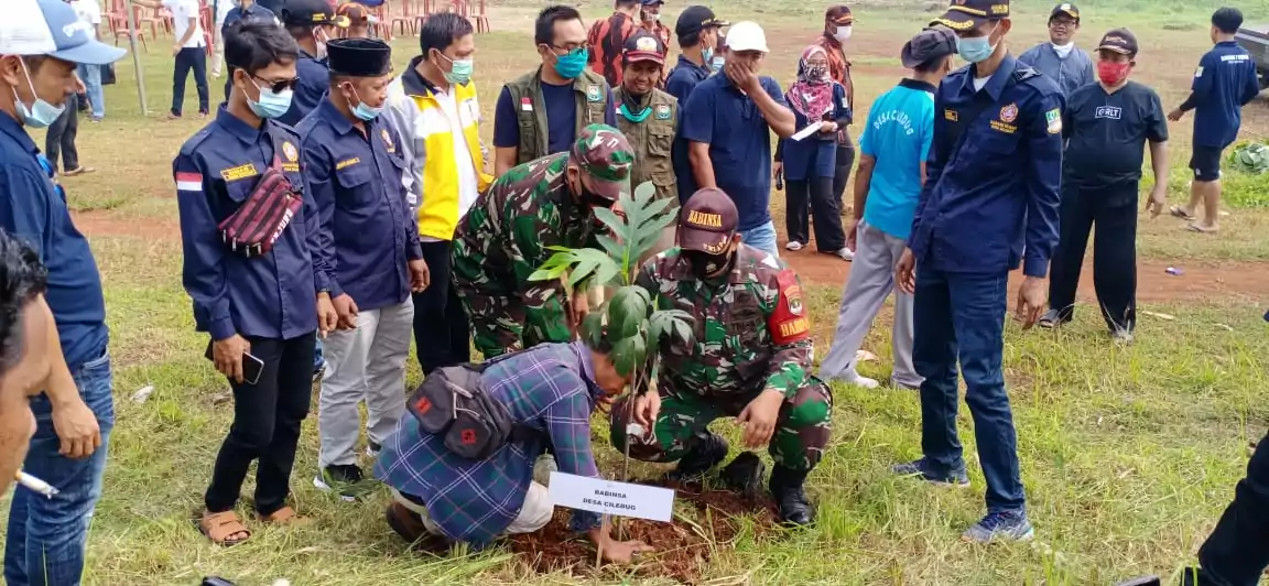 Babinsa Koramil 06/Setu Ikut Aksi Gerakan Sejuta Pohon di Situ Burangkeng - PT Desapedia Bangun Jaya