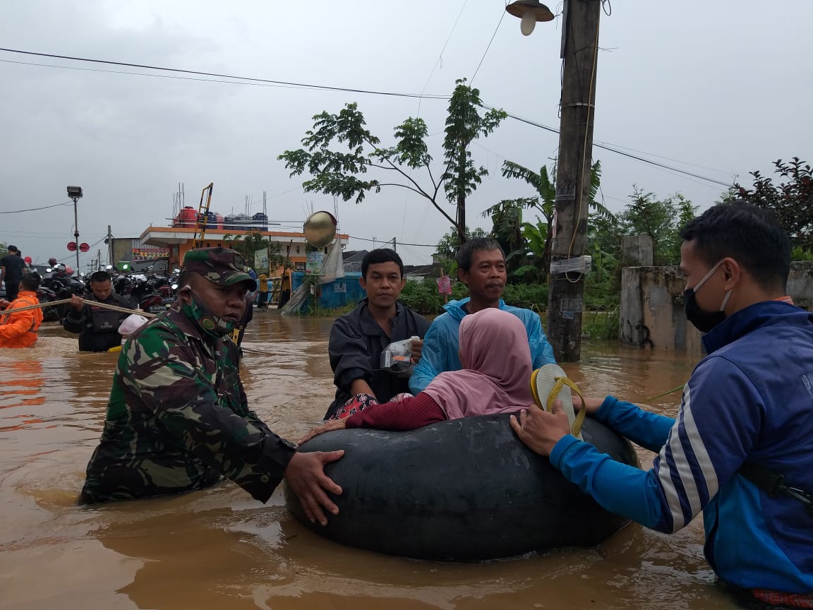 Pasukan TNI dari Koramil 06 Bantu Evakuasi Korban Banjir di Kecamatan Setu - Desapedia