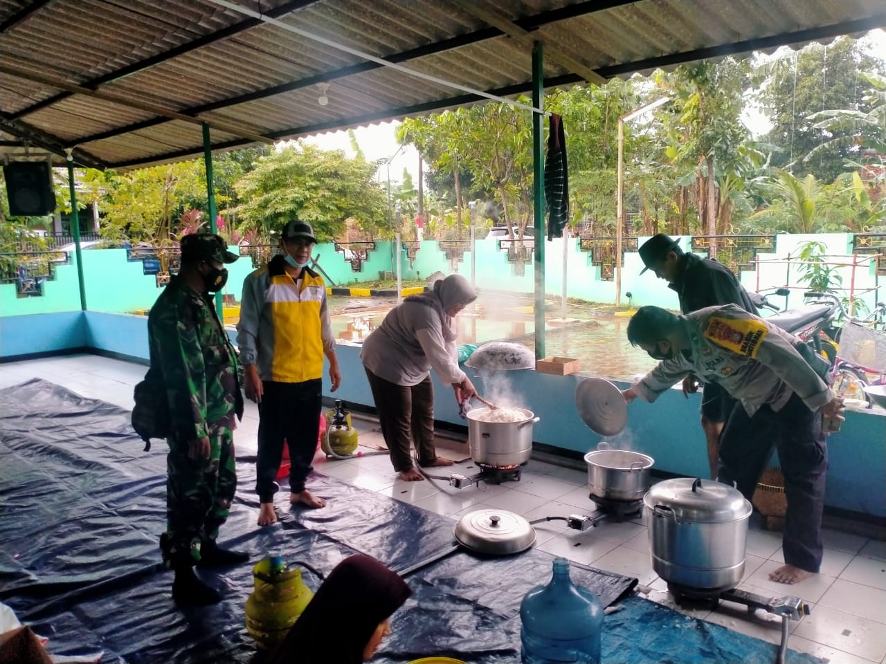 Pasukan TNI dari Koramil 06 Bantu Evakuasi Korban Banjir di Kecamatan Setu - Desapedia