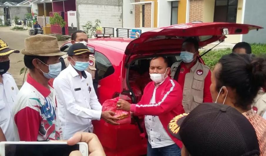 DPC PDIP Kabupaten Bekasi Bantu Korban Banjir dan Angin Puting Beliung - PT Desapedia Bangun Jaya