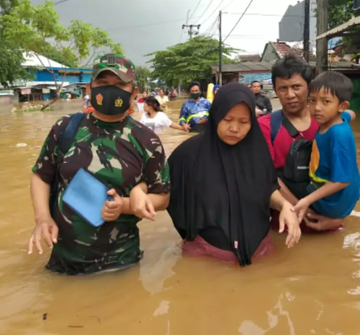 Pasukan TNI dari Koramil 06 Bantu Evakuasi Korban Banjir di Kecamatan Setu - PT Desapedia Bangun Jaya