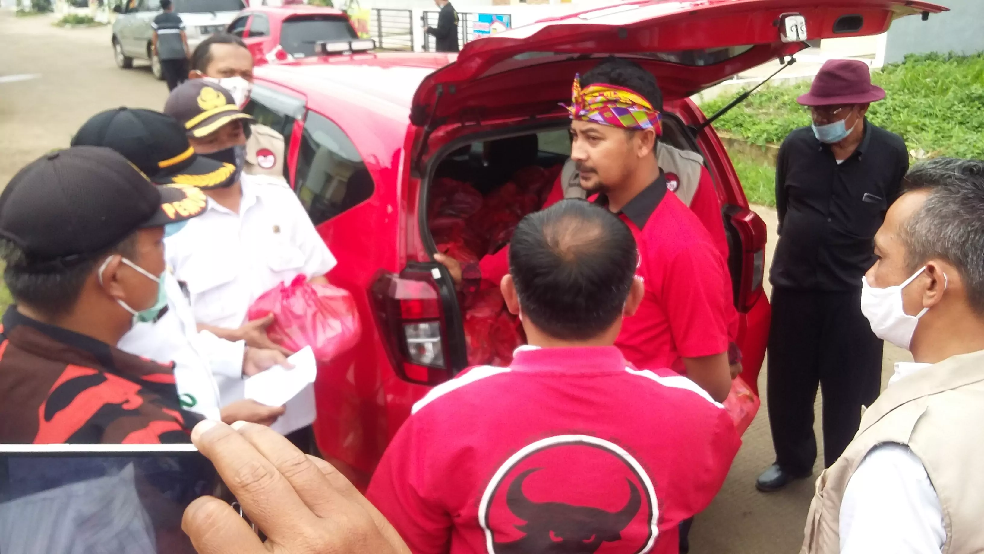 DPC PDIP Kabupaten Bekasi Bantu Korban Banjir dan Angin Puting Beliung - PT Desapedia Bangun Jaya