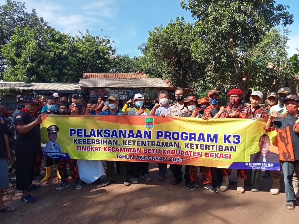 Pemdes Ragemanunggal dan Muspika Setu Gotong Royong Bersihkan Jalan Desa - Desapedia
