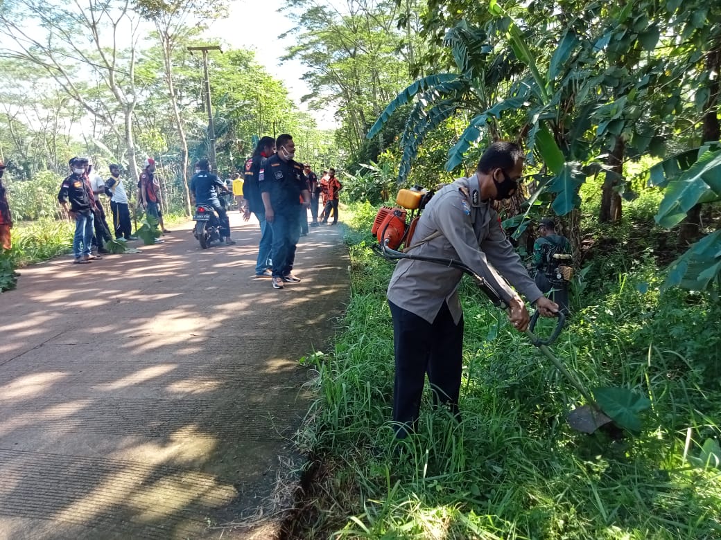 Pemdes Ragemanunggal dan Muspika Setu Gotong Royong Bersihkan Jalan Desa