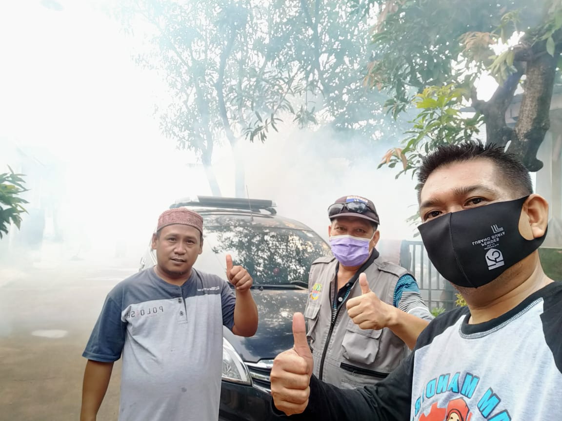 Cegah Penyebaran DBD, Warga Perum GMM di Desa Lubangbuaya Gotong Royong Bersihkan Lingkungan