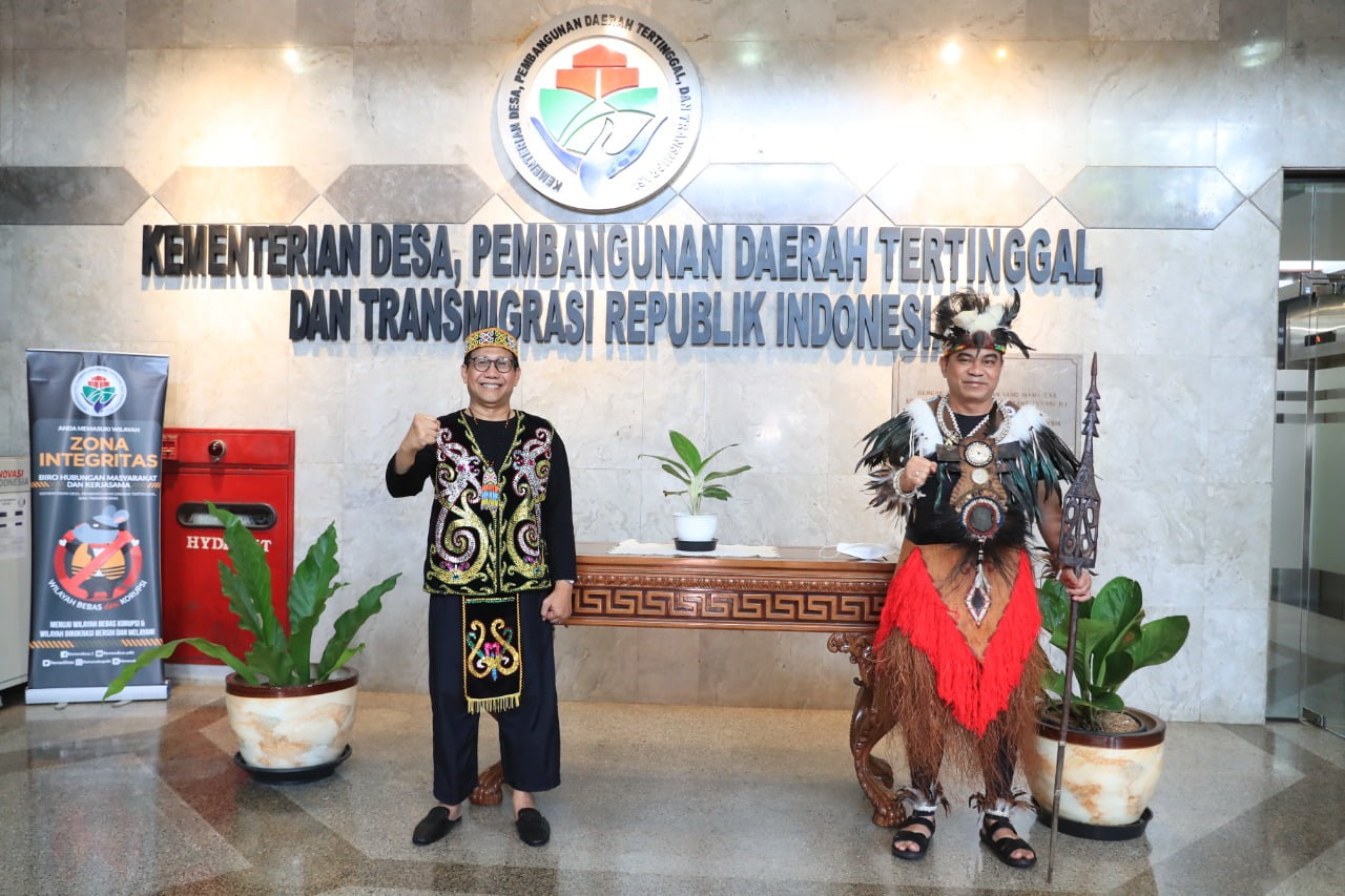 Mendes Halim Iskandar Berpakaian Adat Dayak Saat Upacara HUT RI: Desa Adat Menjadi Perhatian dalam Pembangunan    - Desapedia