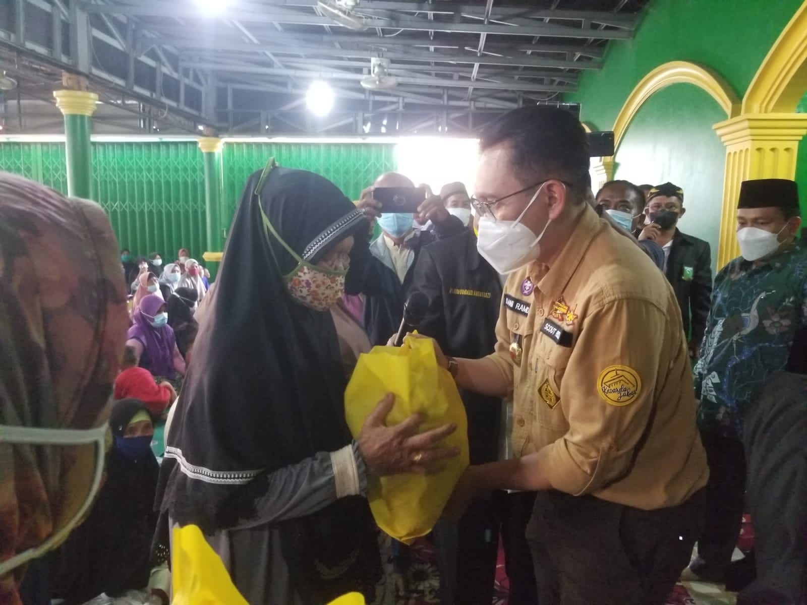 Pj Bupati Bekasi dan Ketua DPRD Bagikan Paket Sembako untuk Warga yang Terdampak PPKM Darurat - Desapedia