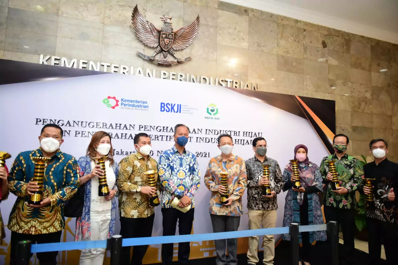 PT Fajar Surya Wisesa Dapat Piala Industri Hijau - Desapedia
