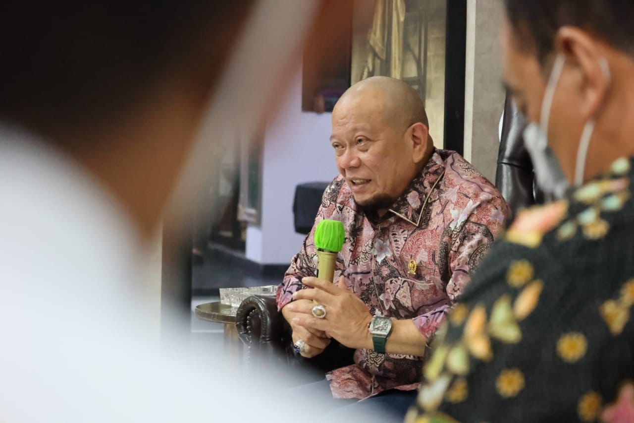 Kades Karaoke Sambil Peluk Pemandu Lagu, Ketua DPD RI Minta Pemkab Pati Tindak Tegas - Desapedia