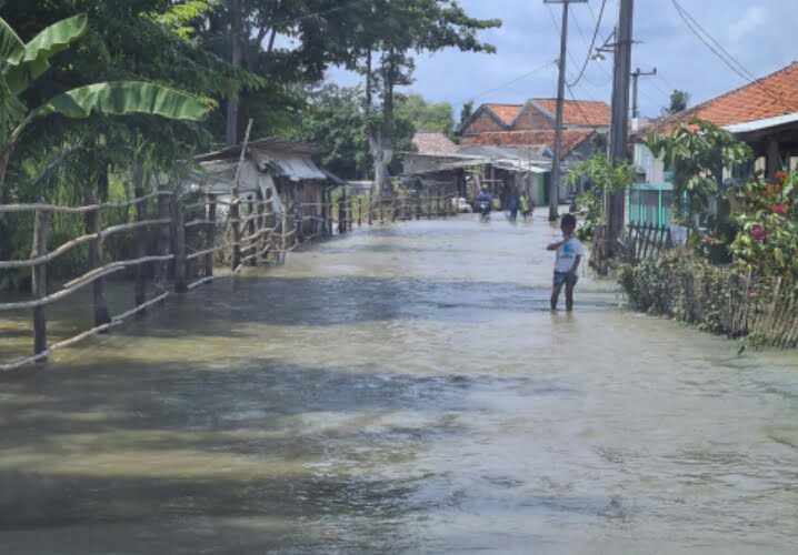 Fajar Paper Salurkan Bantuan Paket Sembako ke Warga Desa Pantai Harapan Jaya