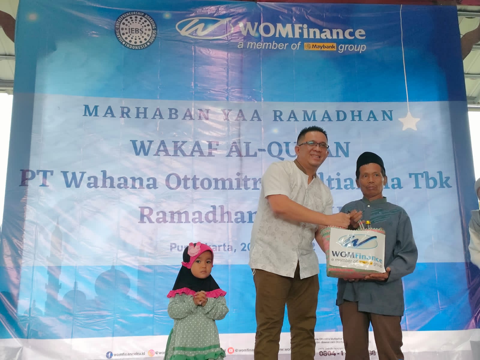 WOM Finance Wakafkan Ribuan Al-Quran ke Berbagai Daerah