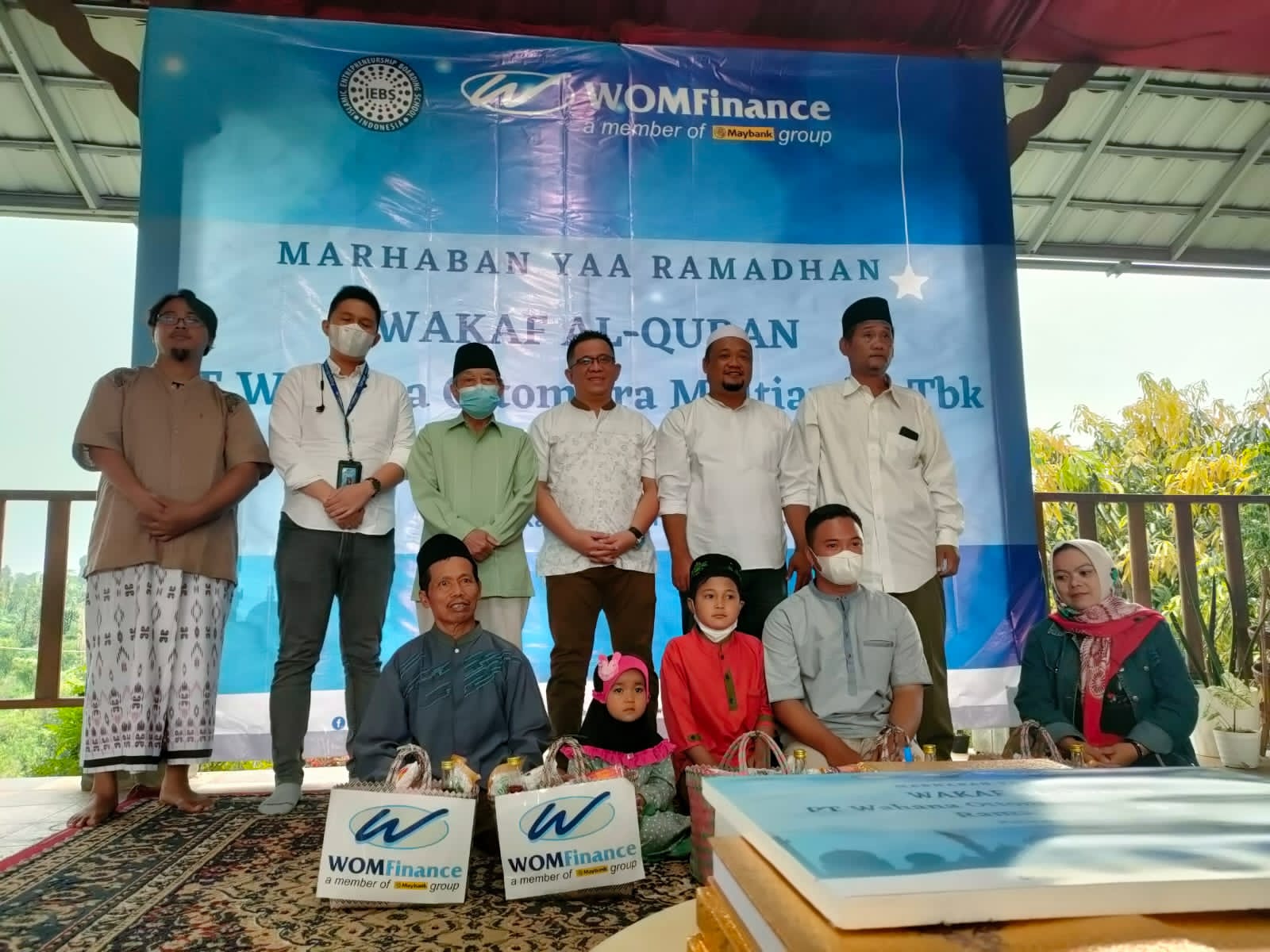 WOM Finance Wakafkan Ribuan Al-Quran ke Berbagai Daerah - Desapedia