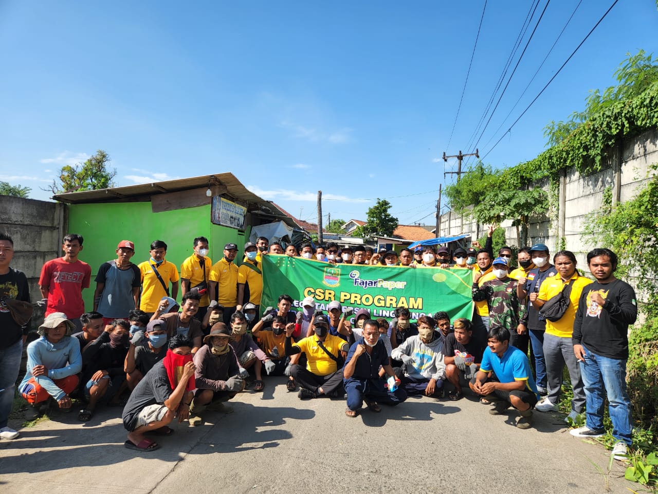 Fajar Paper Bantu Masyarakat Desa Kalijaya Bersih-bersih Lingkungan