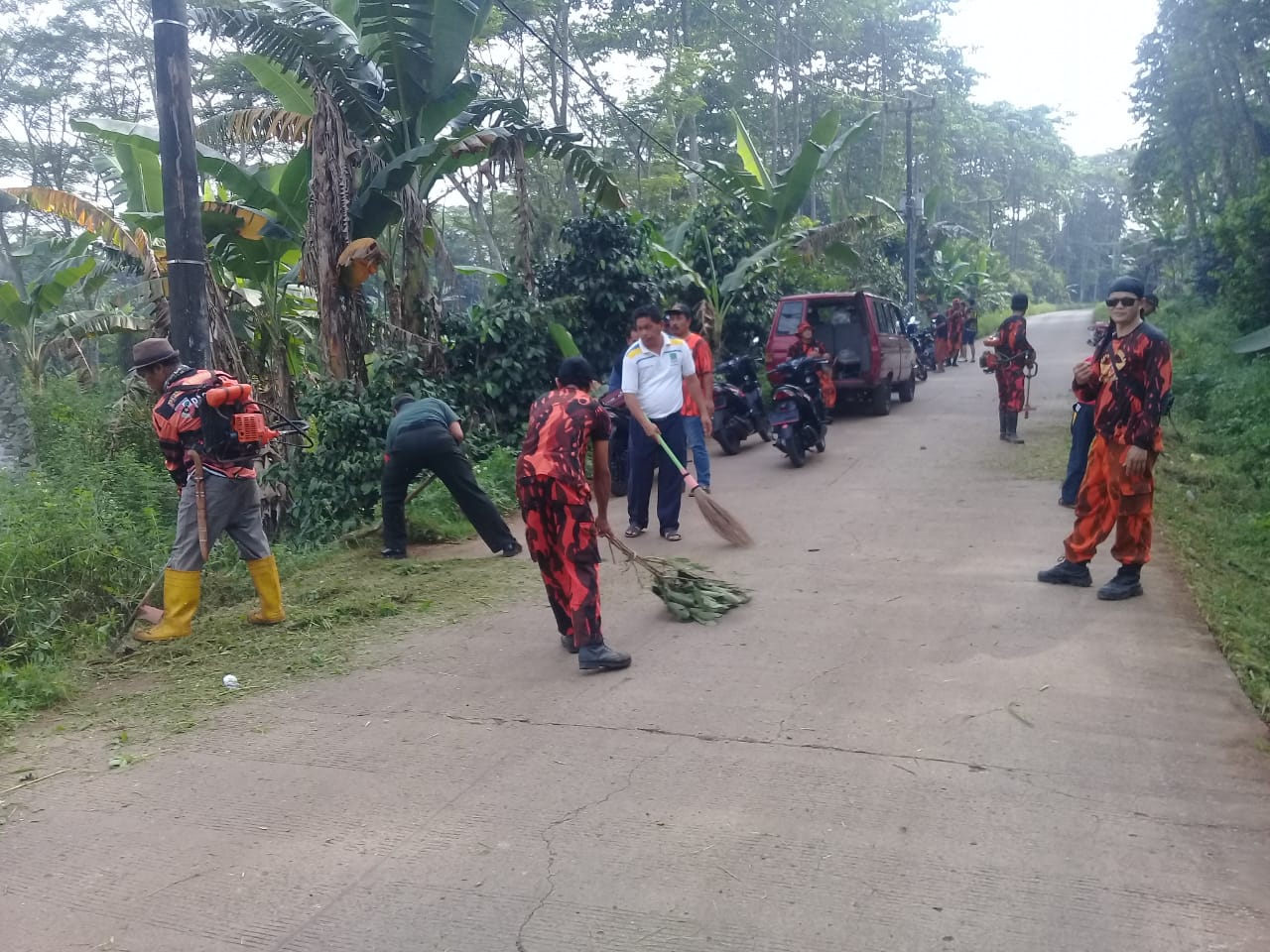 Pemdes Ragemanunggal Gandeng Pemuda Pancasila Gotong Royong Bersihkan Jalan Desa - Desapedia