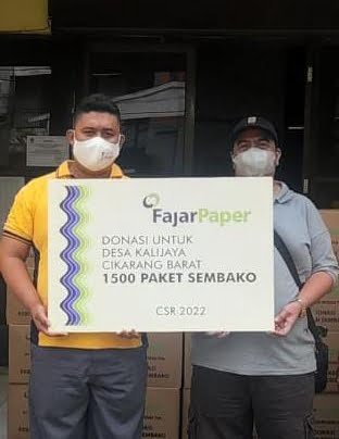 Fajar Paper Serahkan Bantuan 1500 Paket Sembako untuk Warga Desa Kalijaya