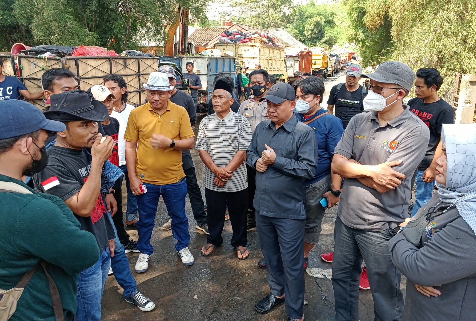 Kunker Komisi III DPRD Kabupaten Bekasi ke TPA Burangkeng Disambut Aksi Unjuk Rasa