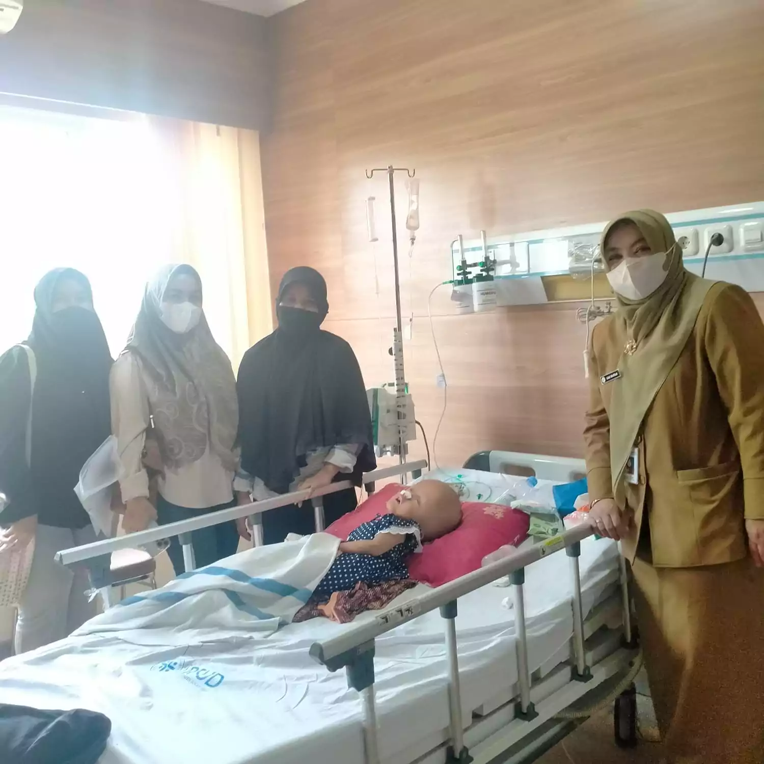 Istri BN Holik Jenguk Penderita Hidrosefalus di RSUD Cibitung - Desapedia