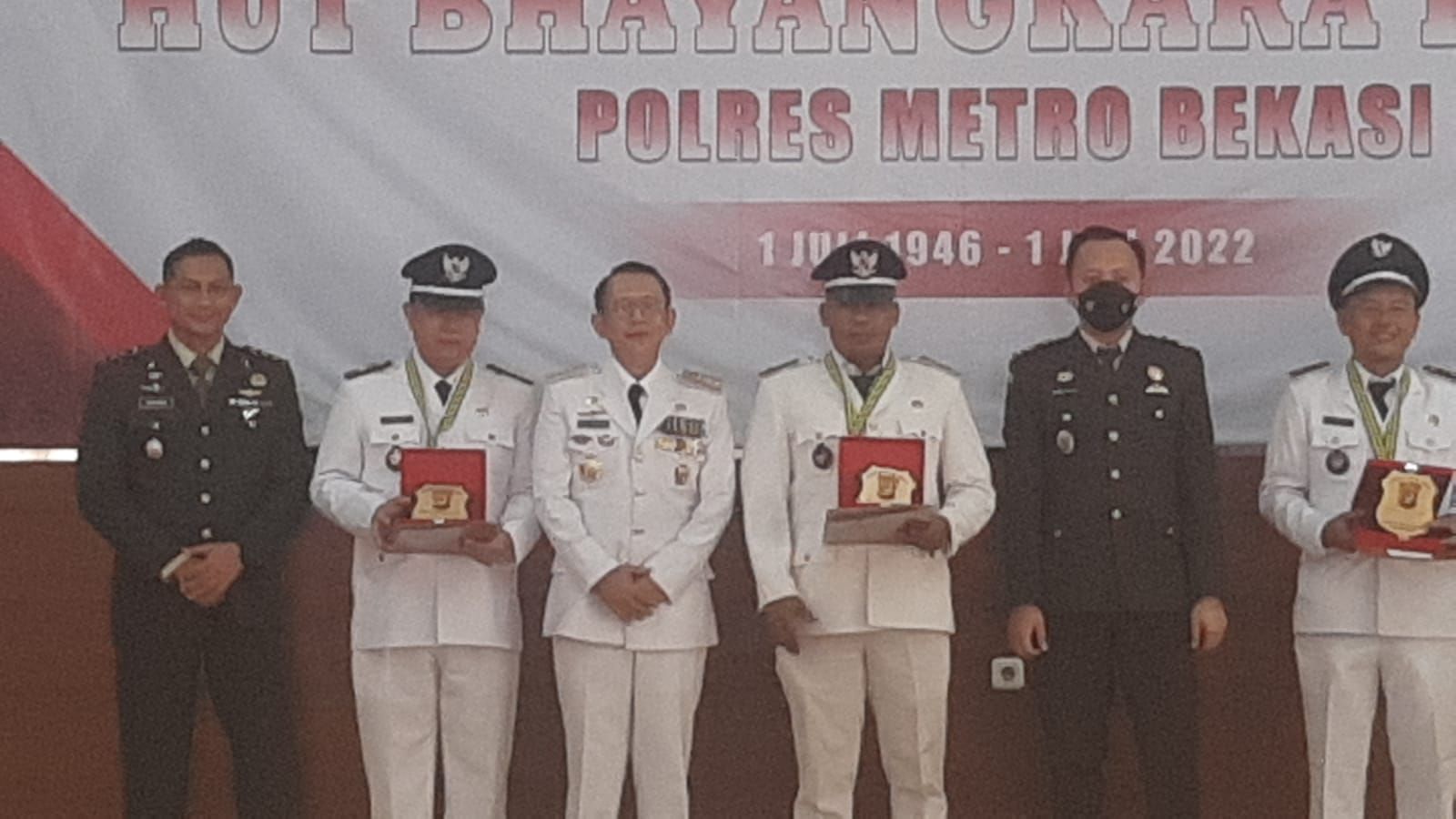 Kades Lubangbuaya Dapat Penghargaan dari Kapolres Metro Bekasi - Desapedia