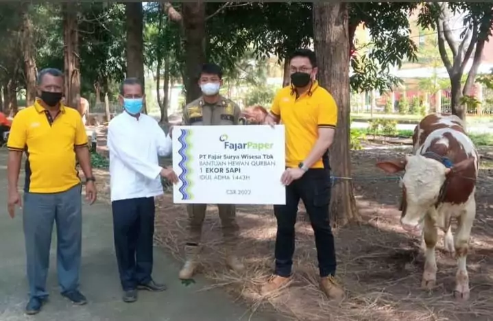 Fajar Paper Serahkan Bantuan 93 Kambing dan 3 Sapi di Momen Idul Adha - Desapedia