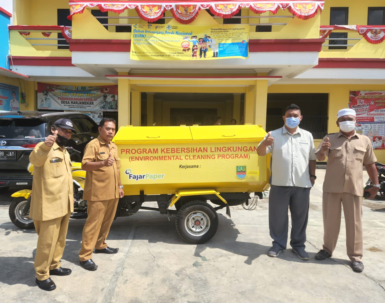 Fajar Paper Serahkan Bantuan Paket Sembako dan 1 Unit Kendaraan Angkutan Sampah ke Desa Harjamekar dan Panti Asuhan
