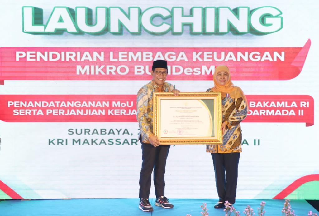 Jatim Punya Desa Mandiri Terbanyak Se-Indonesia, Gubernur Khofifah Terima Lencana Penghargaan - Desapedia