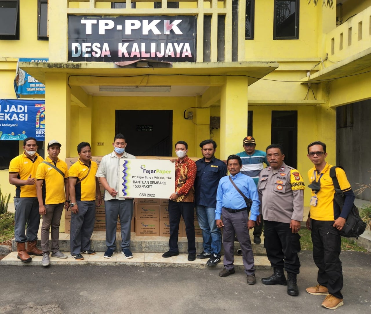 Fajar Paper Serahkan Bantuan 2000 Paket Sembako ke Desa Kalijaya dan Harjamekar - Desapedia